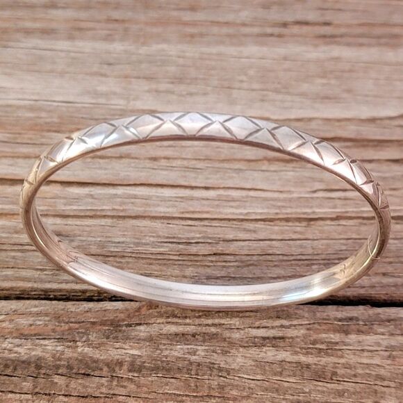 Twist On Organic Diamond Pattern Oval Sterling Silver Bangle Bracelet - Picture 5 of 8